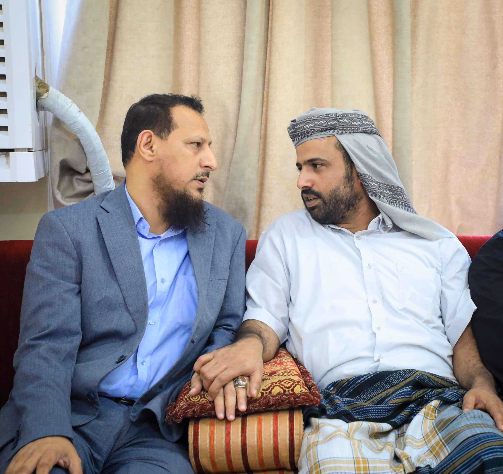 المحافظ شيخ يؤدي واجب العزاء في وفاة الشيخ عيدروس صالح العيسي